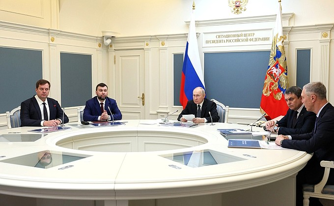 Президент в режиме видеоконференции провел заседание Совета Безопасности Российской Федерации.